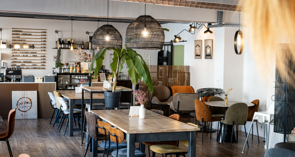 Intérieur du coffee shop Noly à Saint-Germain-en-Laye café de spécialité ambiance cosy